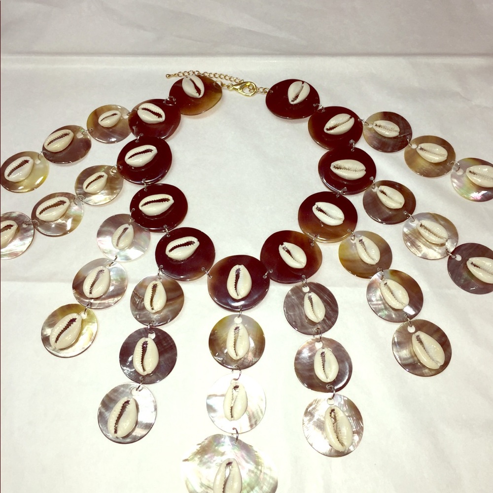 Natural shell necklace.